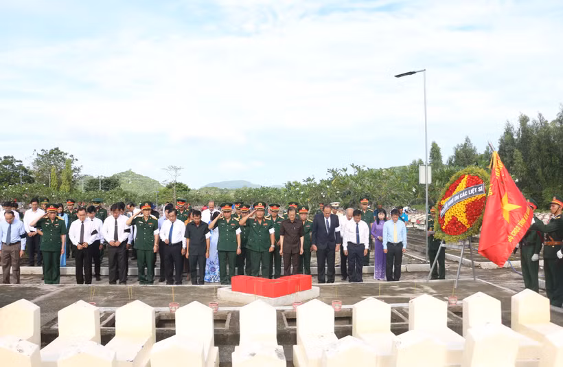 Đại biểu thực hiện nghi thức tưởng niệm anh linh các liệt sĩ về an nghỉ tại Nghĩa trang Liệt sĩ Dốc Bà Đắc. Ảnh: Công Mạo-TTXVN