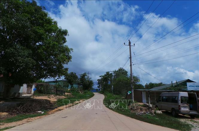 Xã Mô Rai, huyện Sa Thầy, tỉnh Kon Tum đổi thay nhờ có điện lưới quốc gia. Ảnh: Dư Toán - TTXVN