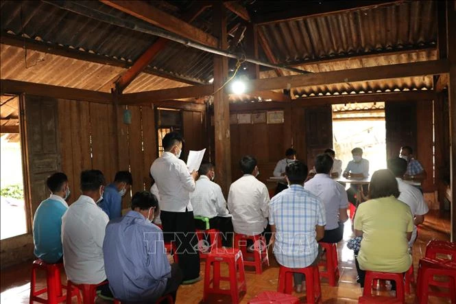 Đảng viên không ngừng học tập, liên tục được bồi dưỡng kiến thức về mọi mặt và nâng cao năng lực lãnh đạo; gương mẫu và hướng dẫn bà con xây dựng đời sống văn hóa ở khu dân cư, giữ gìn an ninh trật tự và xây dựng nông thôn mới tại bản. Ảnh Tiến Khánh - TT