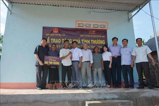 Trao nhà tình thương cho gia đình bà H Lơk Hmok, dân tộc M’nông, thôn Yang 2, xã Đắk Liêng, huyện Lắk. Ảnh: Hoài Thu – TTXVN