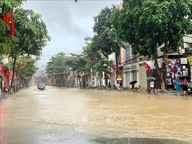 Một tuyến đường tại thành phố Sơn La bị ngập nước sau trận mưa lớn. Ảnh: Hữu Quyết - TTXVN