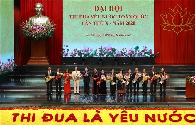 Chủ tịch Quốc hội Nguyễn Thị Kim Ngân và Chủ tịch Ủy ban Trung ương MTTQ Việt Nam Trần Thanh Mẫn tặng hoa, chúc mừng các điển hình tiêu biểu tại Đại hội. Ảnh:Văn Điệp - TTXVN