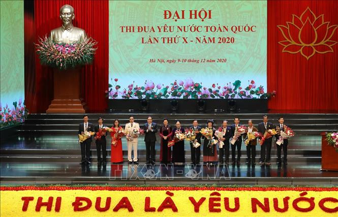 Chủ tịch Quốc hội Nguyễn Thị Kim Ngân và Chủ tịch Ủy ban Trung ương MTTQ Việt Nam Trần Thanh Mẫn tặng hoa, chúc mừng các điển hình tiêu biểu tại Đại hội. Ảnh:Văn Điệp - TTXVN