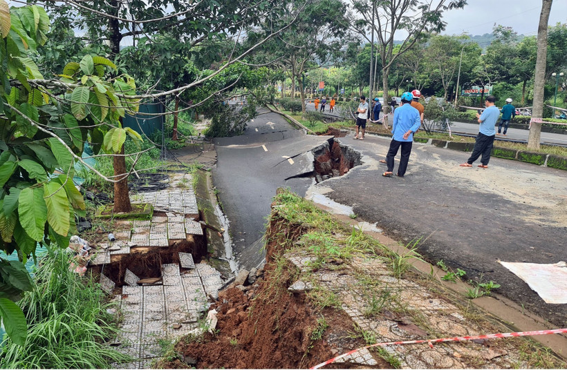 Lực lượng chức năng dựng rào chắn, cảnh báo vị trí sụt lún trên Quốc lộ 24. Ảnh: Dư Toán – TTXVN 