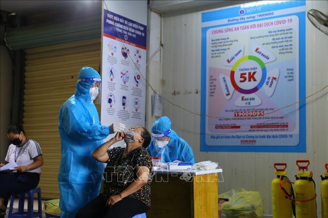 Để đảm bảo an toàn và phòng, chống dịch COVID-19, sáng 25/9/2021, Trung tâm y tế quận Hai Bà Trưng (Hà Nội) tổ chức lấy mẫu xét nghiệm sàng lọc SARS-CoV-2 cho tiểu thương và nhân viên chợ Hôm - Đức Viên, phường Phạm Đình Hổ. Ngày 26/9, các tiểu thương bán