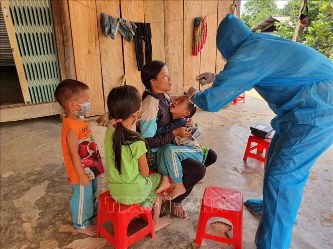 Nhân viên Y tế lấy mẫu xét nghiệm bạch hầu tại thôn 7, xã Cư Króa, huyện M’Đrắk. Ảnh: TTXVN phát
