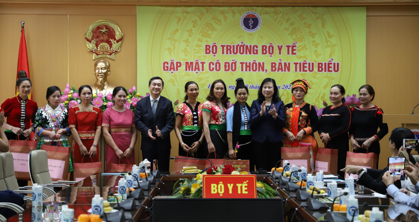 Người dân được khám, cấp phát thuốc miễn phí khi đến với “Tủ thuốc biên cương”. Ảnh: Văn Tý-TTXVN 