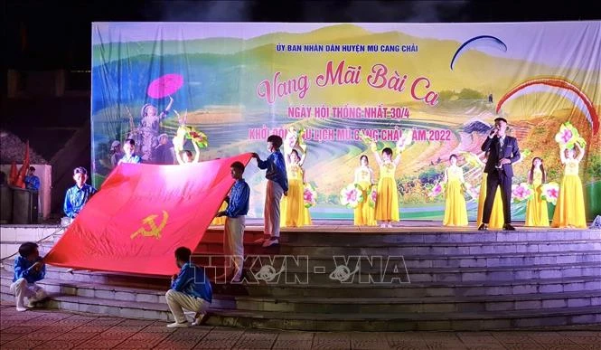 Một tiết mục văn nghệ tại chương trình mở đầu chuỗi các hoạt động du lịch Mù Cang Chải năm 2022. Ảnh: Tuấn Anh - TTXVN 