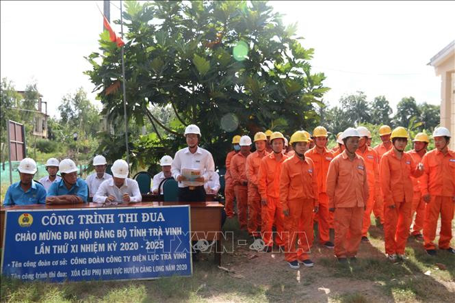 Lãnh đạo, cán bộ Điện lực Trà Vinh dự lễ khởi công công trình. Ảnh Phúc Sơn - TTXVN
