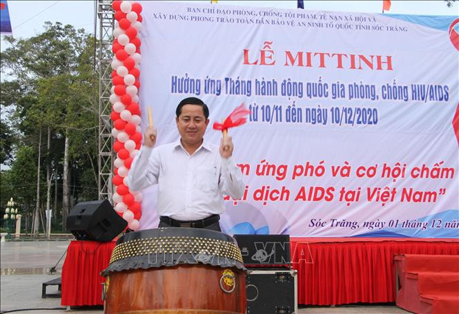Phó Chủ tịch UBND tỉnh Sóc Trăng Ngô Hùng đánh trống hưởng ứng Tháng hành động quốc gia phòng chống HIV/AIDS. Ảnh: Chanh Đa-TTXVN