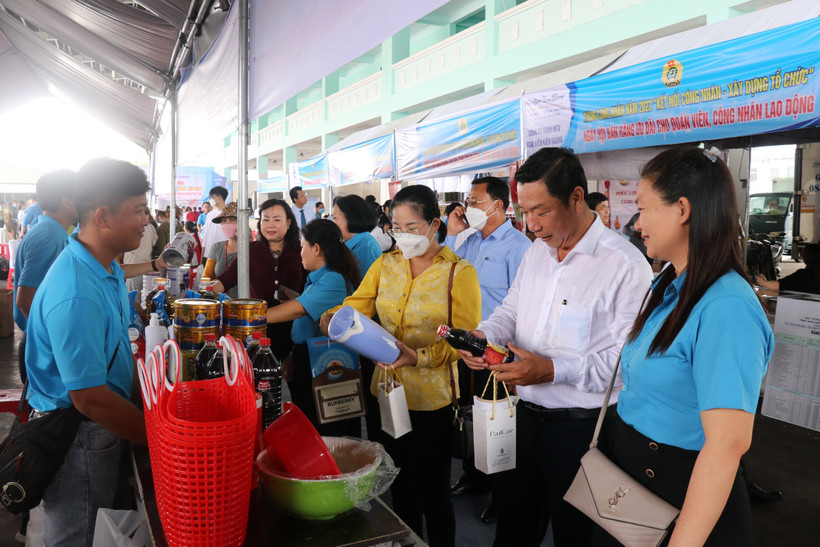 Gian hàng bán hàng ưu đãi cho đoàn viên, công nhân lao động. Ảnh: Lê Huy Hải - TTXVN 