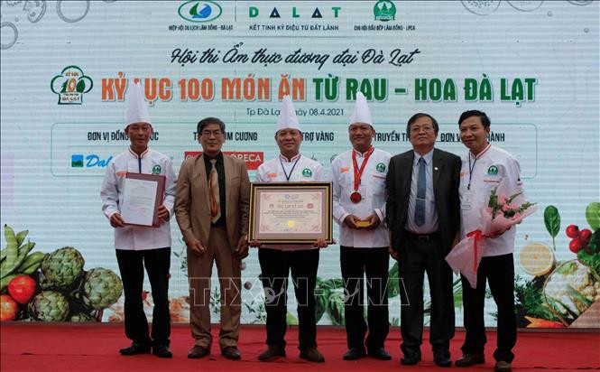 Trao bằng xác lập lỷ lục cho Chi hội đầu bếp chuyên nghiệp tỉnh Lâm Đồng với sự kiện “Chế biến và công diễn các món ăn từ rau, củ, quả và hoa Đà Lạt cùng lúc nhiều nhất tại Việt Nam”. Ảnh: Nguyễn Dũng – TTXVN 