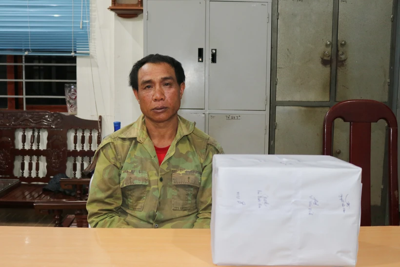 Đối tượng Thong Si và tang vật tại cơ quan công an. Ảnh: TTXVN phát 