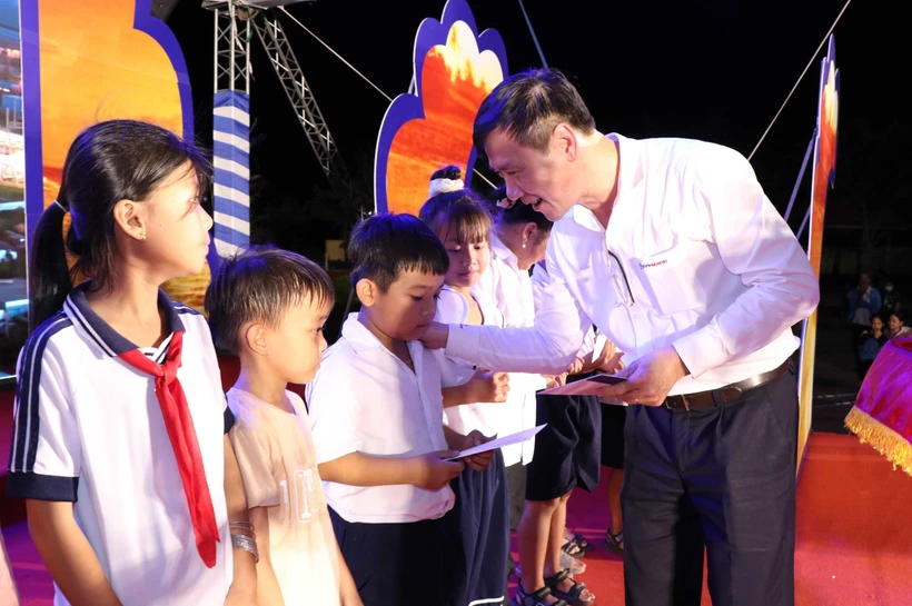 Trao học bổng cho học sinh nghèo vượt khó tỉnh Trà Vinh. Ảnh: Thanh Hòa- TTXVN 