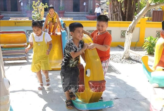 Trẻ em vui chơi trong ngày nghỉ hè. Ảnh: Sỹ Tuyên - TTXVN