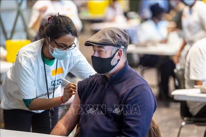 Nhân viên y tế tiêm vaccine phòng dịch COVID-19 cho người dân tại London, Anh ngày 19/12/2021. Ảnh: THX/TTXVN 