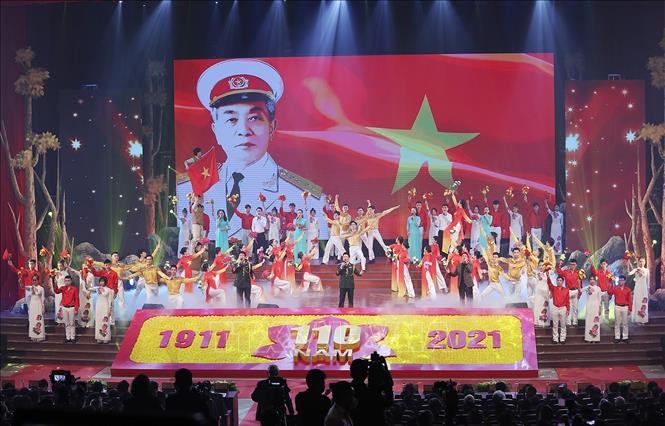 Chương trình nghệ thuật chào mừng kỷ niệm 110 năm ngày sinh Đại tướng Võ Nguyên Giáp. Ảnh: Dương Giang-TTXVN