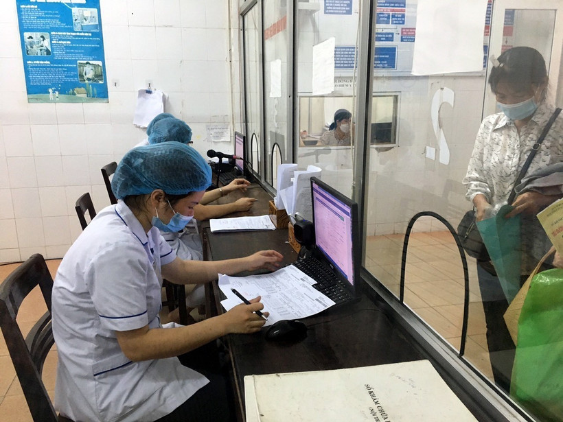 Người dân có thể dùng hình ảnh thẻ trên ứng dụng VssID để khám chữa bệnh thay thế thẻ bảo hiểm y tế giấy. Ảnh: Đại Nghĩa - TTXVN 
