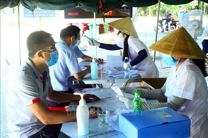 “Vượt nắng” nơi tuyến đầu chống dịch COVID-19. Ảnh: Tá Chuyên - TTXVN