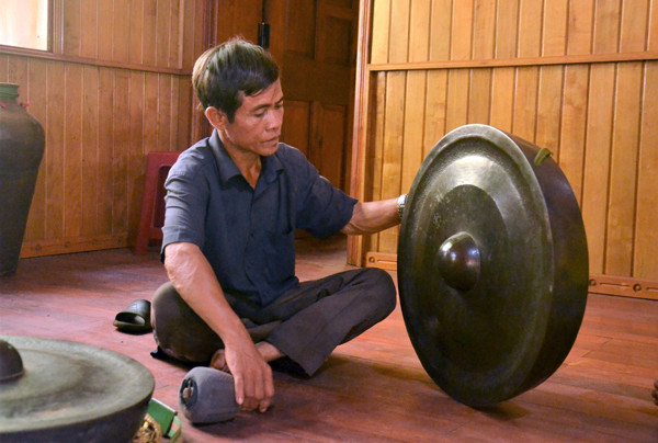 Ông Rơ Châm Lin bên chiếc chiêng Pat trị giá khoảng 300-400 triệu đồng. Ảnh: baogialai.com.vn