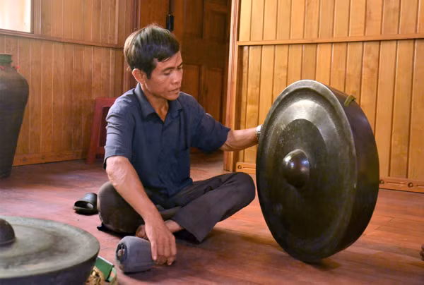 Ông Rơ Châm Lin bên chiếc chiêng Pat trị giá khoảng 300-400 triệu đồng. Ảnh: baogialai.com.vn