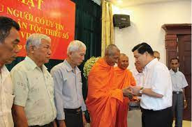 Thứ trưởng, Phó Chủ nhiệm Lê Sơn Hải trao quà của UBDT cho Đoàn đại biểu Người có uy tín tại buổi gặp mặt.