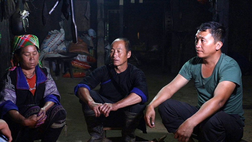 Già làng Giàng Vàng Ly tuyên truyền vận động bà con thay đổi tập quán lạc hậu. Ảnh: baotainguyenmoitruong.vn