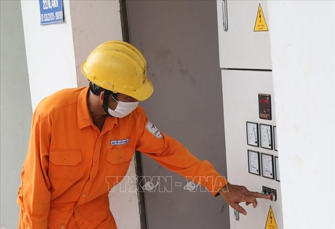 Đảm bảo cung cấp điện cho các bệnh viện dã chiến tại Đà Nẵng. Ảnh : TTXVN phát