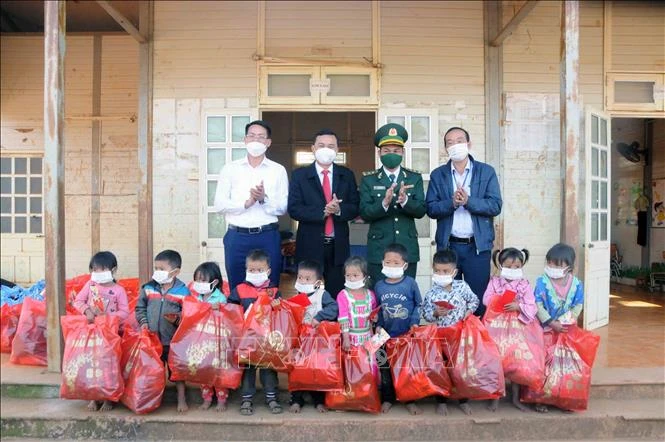 Ban tổ chức tặng quà và cờ Tổ quốc cho các già làng, trưởng bản, người có uy tín xã Mường Sai, huyện Sông Mã, tỉnh Sơn La. Ảnh: Quang Quyết-TTXVN 