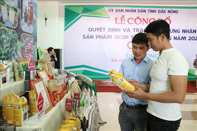 Các đại biểu tham quan sản phẩm OCOP nông nghiệp tại hội nghị. Ảnh: Ngọc Minh - TTXVN