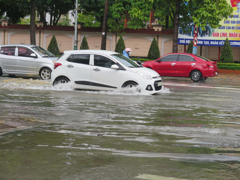 Một số tuyến đường ở thành phố Vinh bị ngập cục bộ . Ảnh: Văn Nhật-TTXVN 