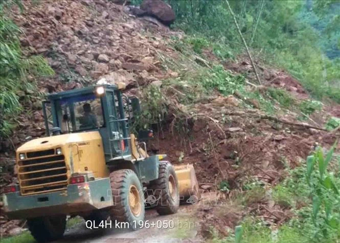 Công ty Cổ phần bảo trì đường bộ 1 Lai Châu, đơn vị quản lý tuyến đường huy động máy xúc san gạt đất đá nhằm thông xe trong ngày 8/8. Ảnh: TTXVN phát 