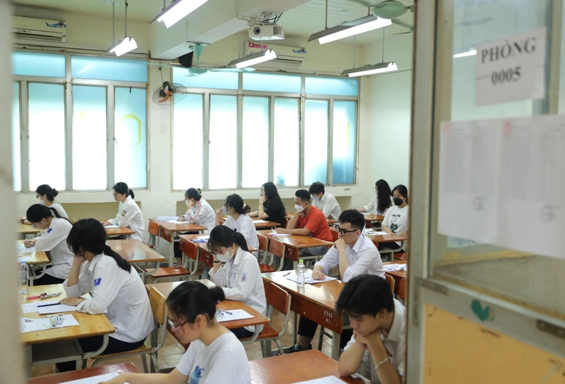 Thí sinh chuẩn bị bước vào môn thi Ngữ văn. Ảnh: Hoàng Hiếu - TTXVN 