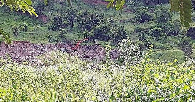  Hình ảnh khai thác, vận chuyển khoáng sản tại khu vực trong thao trường huấn luyện quân sự ở ngọn đồi tại thị trấn Thuận Nam (huyện Hàm Thuận Nam, tỉnh Bình Thuận). Ảnh cắt từ clip - TTXVN phát