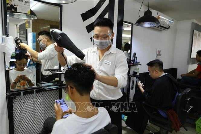 Một cửa hàng cắt tóc, gội đầu trên phố Lạc Trung đông khách trong ngày mở cửa trở lại. Ảnh: Hoàng Hiếu - TTXVN