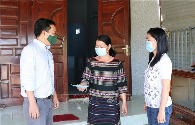Bà A Hà (49 tuổi, người dân tộc Bahnar), Trưởng thôn kiêm Bí thư chi bộ thôn Ama Hlil 2, xã Ia Mrơn, huyện Ia Pa (Gia Lai) tuyên truyền, vận động người dân chấp hành nghiêm các quy định phòng, chống dịch COVID-19. Ảnh: Hồng Điệp - TTXVN