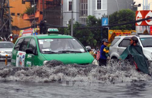 Mưa lớn ngập nhiều tuyến đường tại thành phố Pleiku. Ảnh: TTXVN