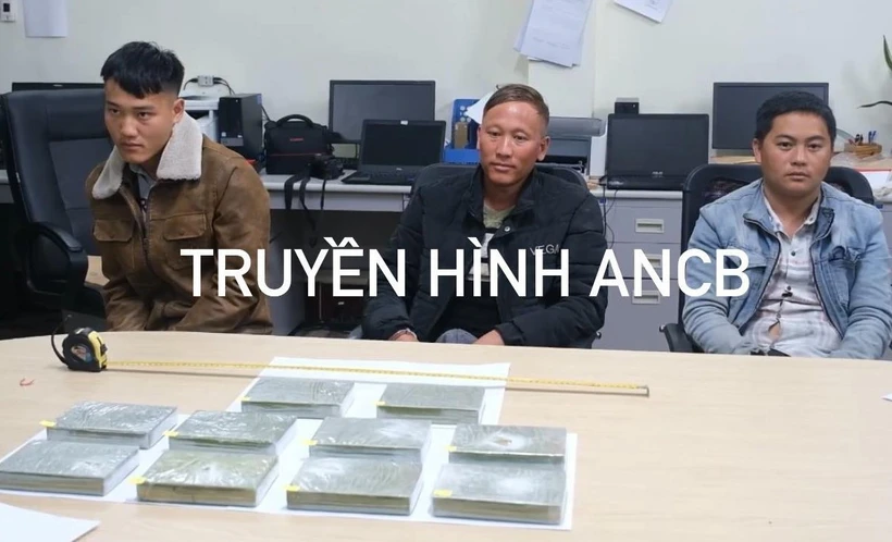 Các đối tượng cùng tang vật tại cơ quan Công an tỉnh Cao Bằng. Ảnh: TTXVN phát 