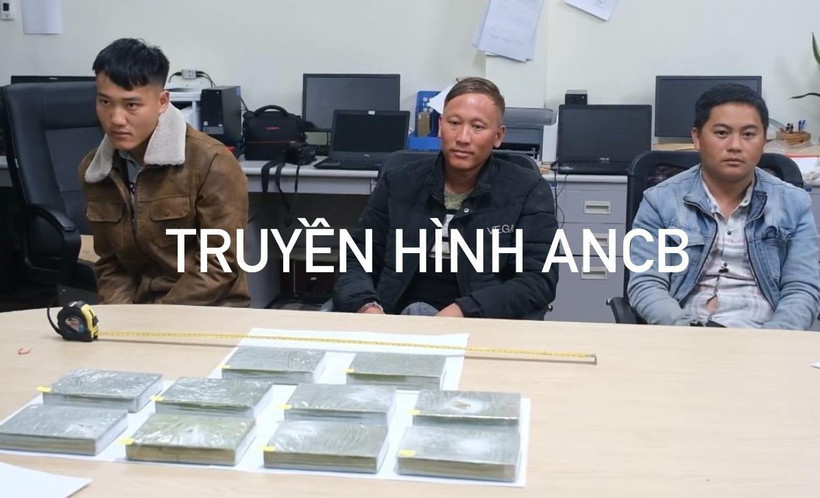Các đối tượng cùng tang vật tại cơ quan Công an tỉnh Cao Bằng. Ảnh: TTXVN phát 