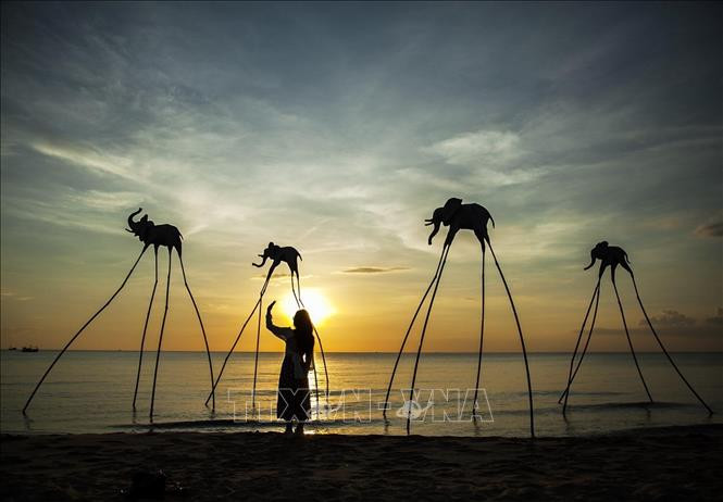 Du khách trải nghiệm không gian hoàng hôn trên Bãi Trường (tỉnh Kiên Giang)- nơi được cho là địa điểm ngắm hoàng hôn đẹp nhất Việt Nam. Ảnh: Hồng Đạt - TTXVN 