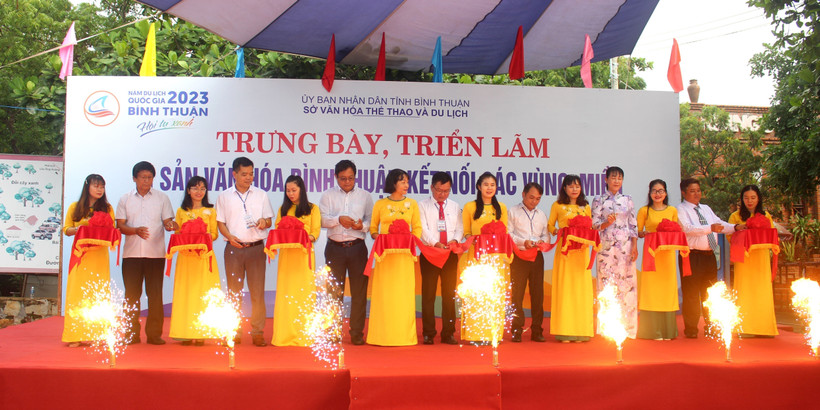 Nghi thức cắt băng khai mạc Triển lãm. Ảnh: Hồng Hiếu - TTXVN