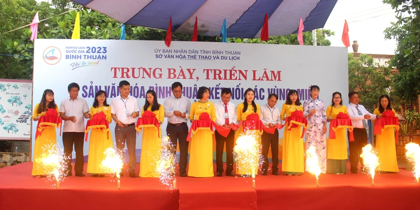 Nghi thức cắt băng khai mạc Triển lãm. Ảnh: Hồng Hiếu - TTXVN