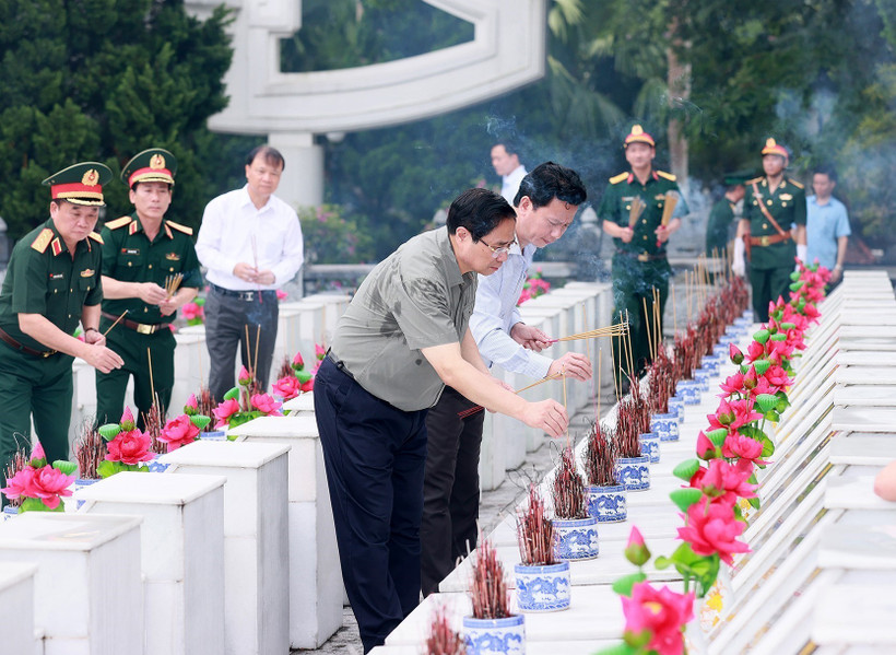 Thủ tướng Phạm Minh Chính dâng hương tưởng niệm các Anh hùng Liệt sĩ tại Nghĩa trang Liệt sĩ Vị Xuyên