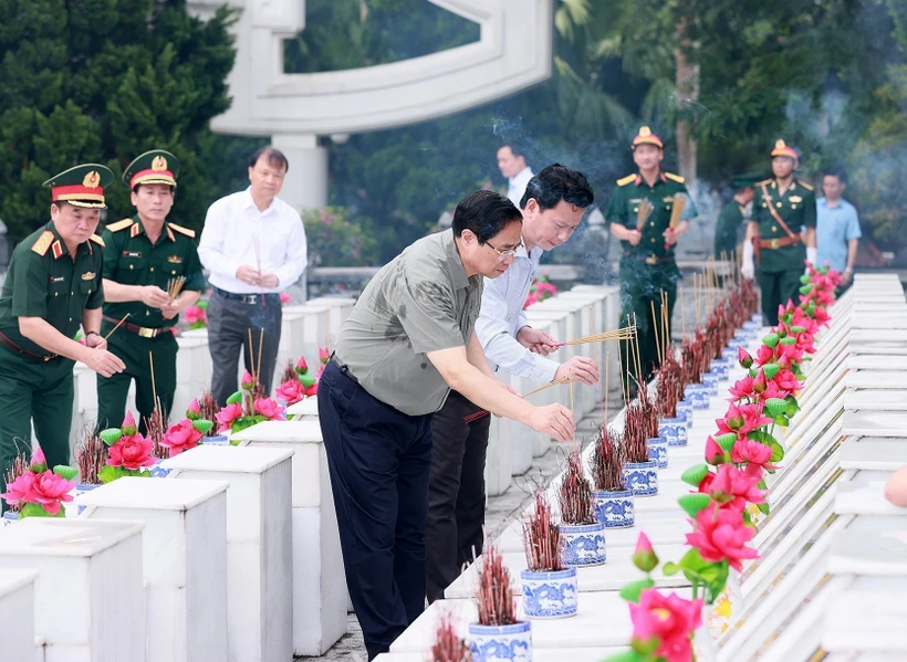 Thủ tướng Phạm Minh Chính dâng hương tưởng niệm các Anh hùng Liệt sĩ tại Nghĩa trang Liệt sĩ Vị Xuyên