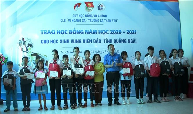 Ban tổ chức trao học bổng cho học sinh. Ảnh: Đinh Hương - TTXVN