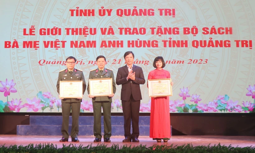 Giới thiệu và trao tặng bộ sách về 2.833 Bà mẹ Việt Nam Anh hùng tỉnh Quảng Trị