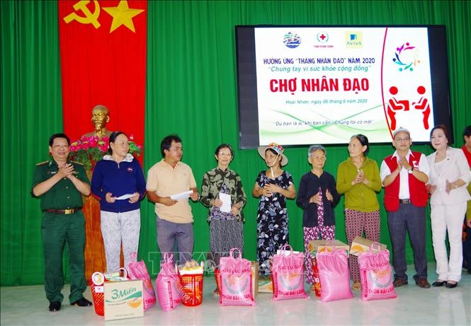 Tặng quà cho người dân vùng biển xã Hoài Hải, thị xã Hoài Nhơn. Ảnh: Nguyên Linh - TTXVN