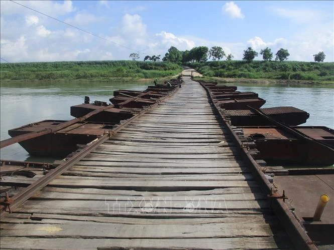 Cầu phao Cẩm Vân, xã Cẩm Vân, huyện miền núi Cẩm Thủy, tỉnh Thanh Hóa xuống cấp nghiêm trọng, ảnh hưởng tới việc đi lại của người dân. Ảnh: Nguyễn Nam-TTXVN 