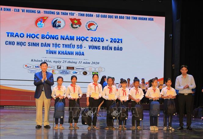 Trao học bổng cho các em học sinh dân tộc thiểu số và con ngư dân có hoàn cảnh khó khăn tỉnh Khánh Hòa. Ảnh: Thanh Vân- TTXVN