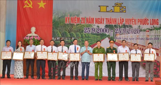 Bí thư Tỉnh ủy Bạc Liêu Lữ Văn Hùng trao bằng khen của Chủ tịch UBND tỉnh Bạc Liêu cho các cá nhân, tập thể đã có nhiều thành tích. Ảnh: Nhật Bình - TTXVN